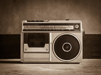 No aguantó el volumen de la radio y... terminó todo mal