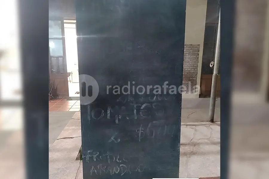 Les gustaron tanto las ofertas de la verdulería que se robaron el cartel: terminaron detenidos
