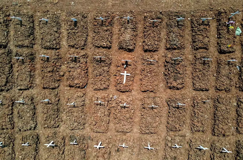 Indonesia supera las 100.000 muertes por coronavirus, abrumada por la variante Delta