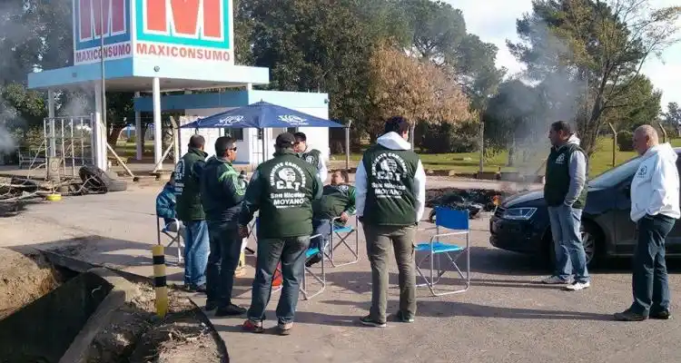 Camioneros continúa bloqueo en las puertas de Maxiconsumo