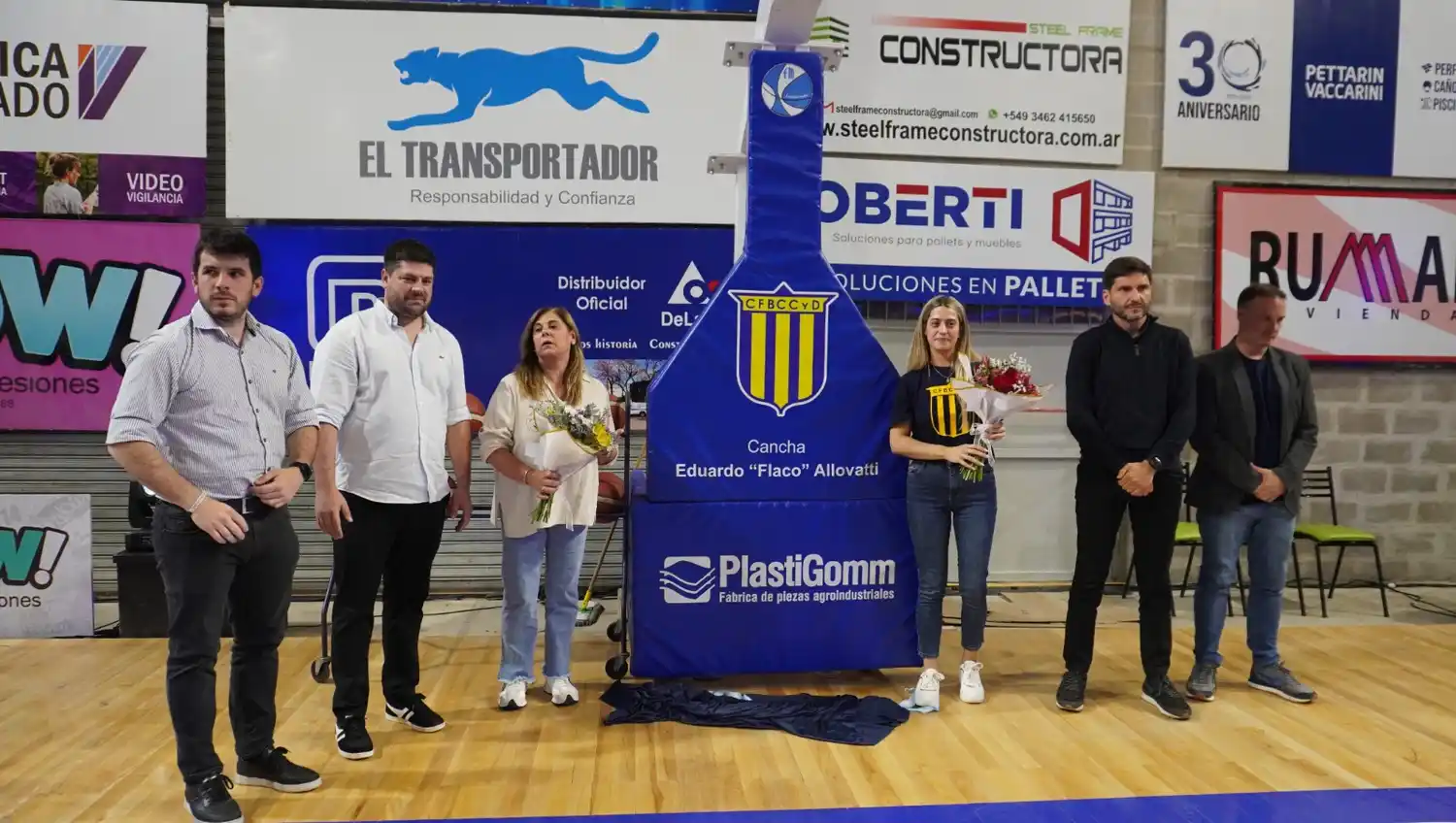Autoridades y familia de Allovatti descubriendo su nombre plasmado en la nueva cancha. Foto: Prensa Centenario.