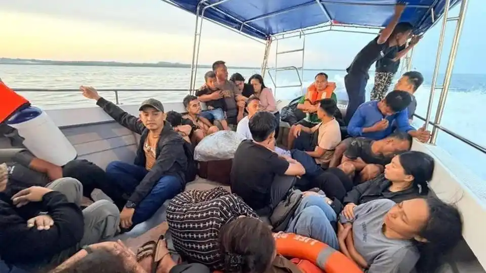 Los sobrevivientes en un barco de rescate