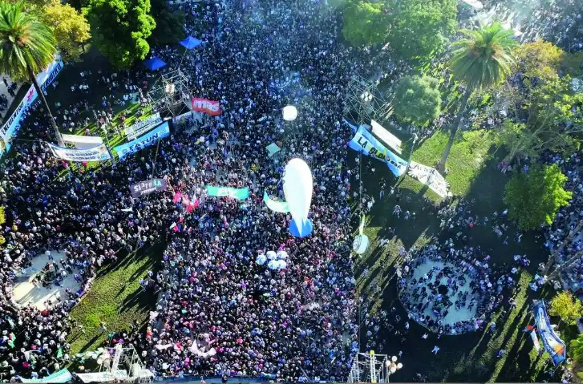 Más de 150 mil personas se congregaron en la marcha en defensa de la educación pública
