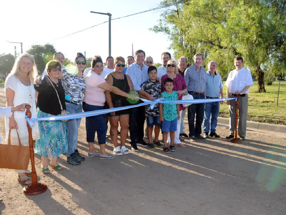 “El Fuertecito” inauguró cordón  cuneta y recibió nueva maquinaria 