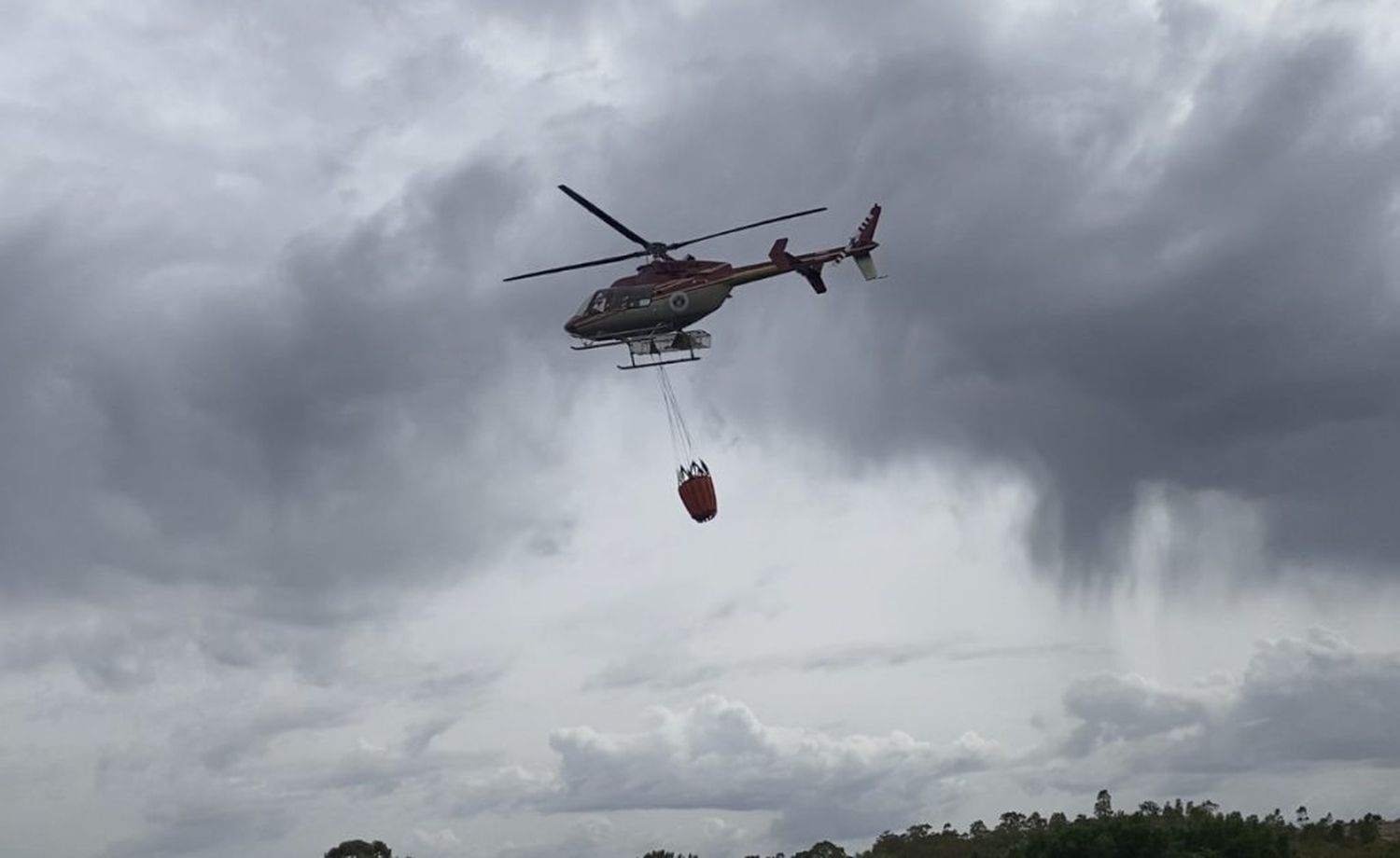 Un helicóptero y un avión hidrante colaboran para apagar las llamas