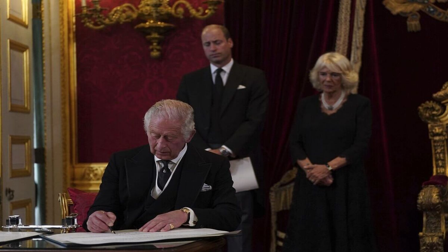 «Me esforzaré en seguir su ejemplo inspirador»: Carlos III es proclamado rey de Inglaterra