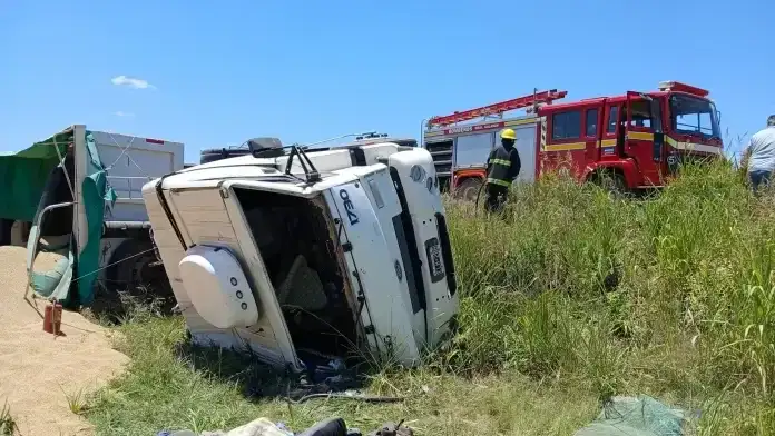 Volcó un camión en Ruta 12 y hubo una importante perdida de combustible