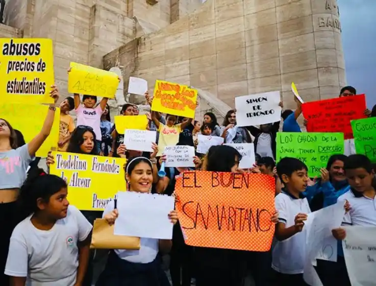 Padres y alumnos reclamaron por el excesivo costo de los viajes a Carlos Paz en el Monumento