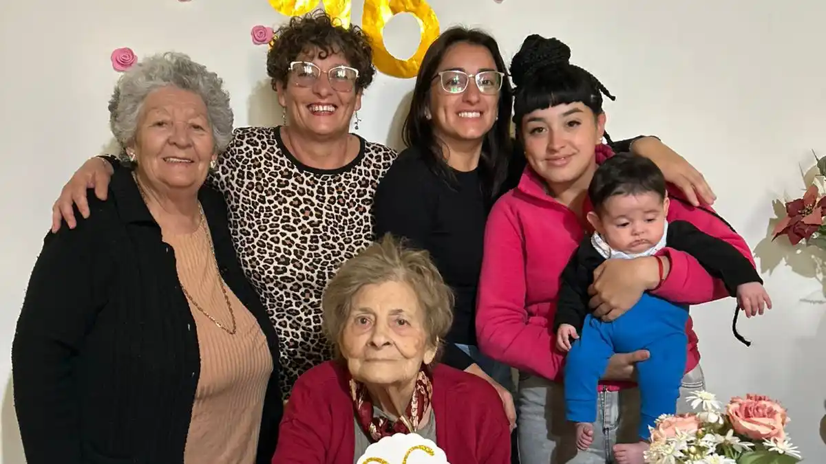 Seis generaciones juntas: la familia que celebró los 96 años de Julia en Quequén