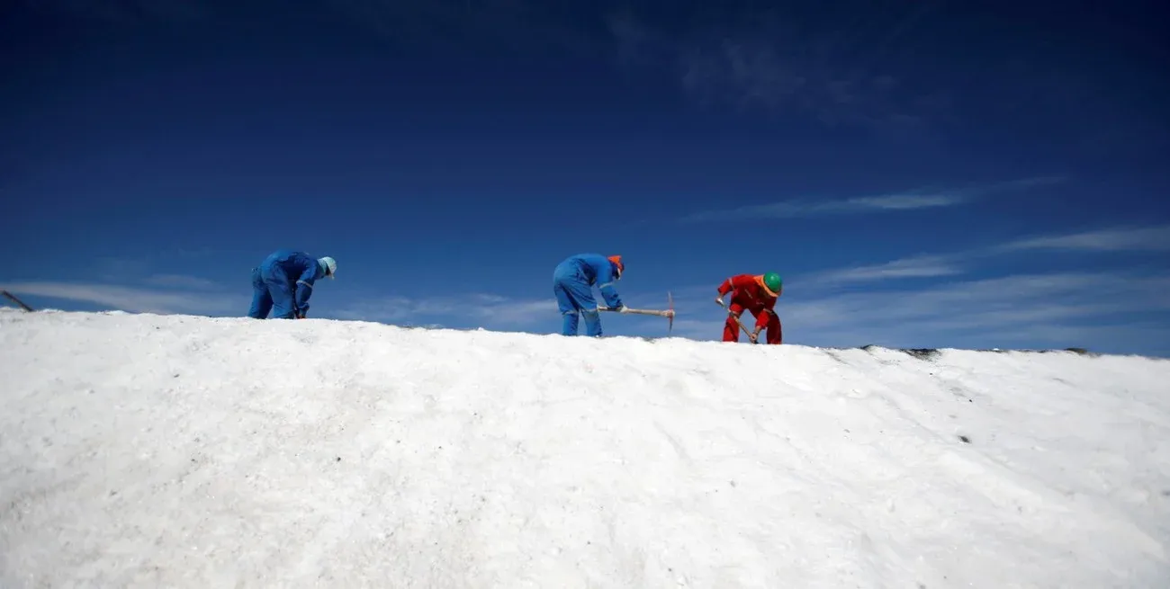 Una camioneta se ve a través de un cristal mientras viaja por una pista hacia el salar de Tara, Antofagasta. Crédito: Ivan Alvarado/Reuters