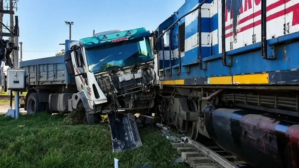 Un camión y un tren colisionaron en el paso a nivel de la Ruta 51. Gentileza: La Brújula 24