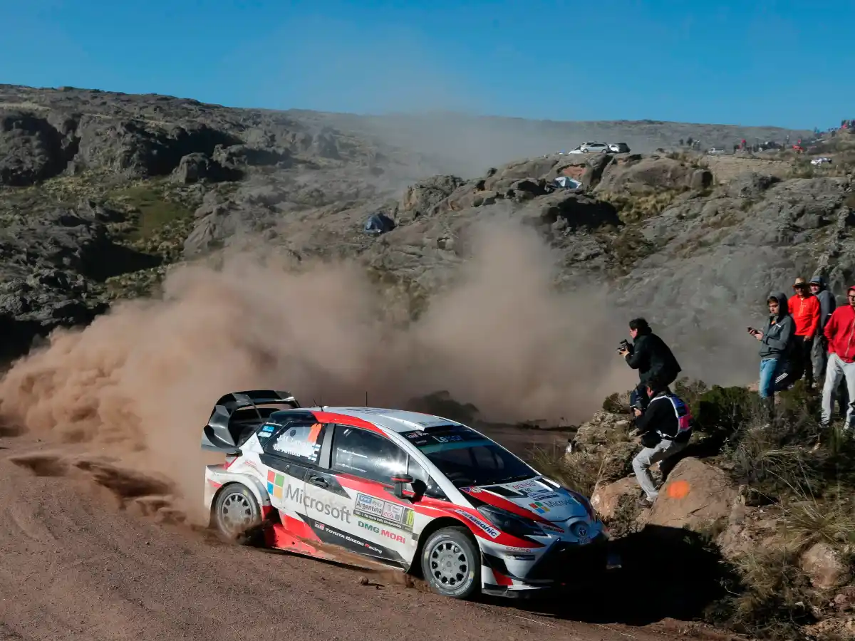 Evans sigue liderando