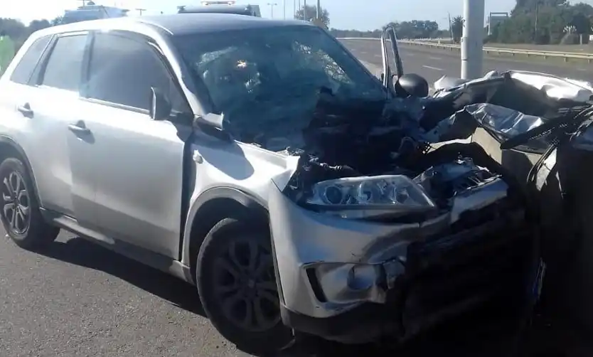 Así quedó el auto que impactó con la parte trasera del camión. 