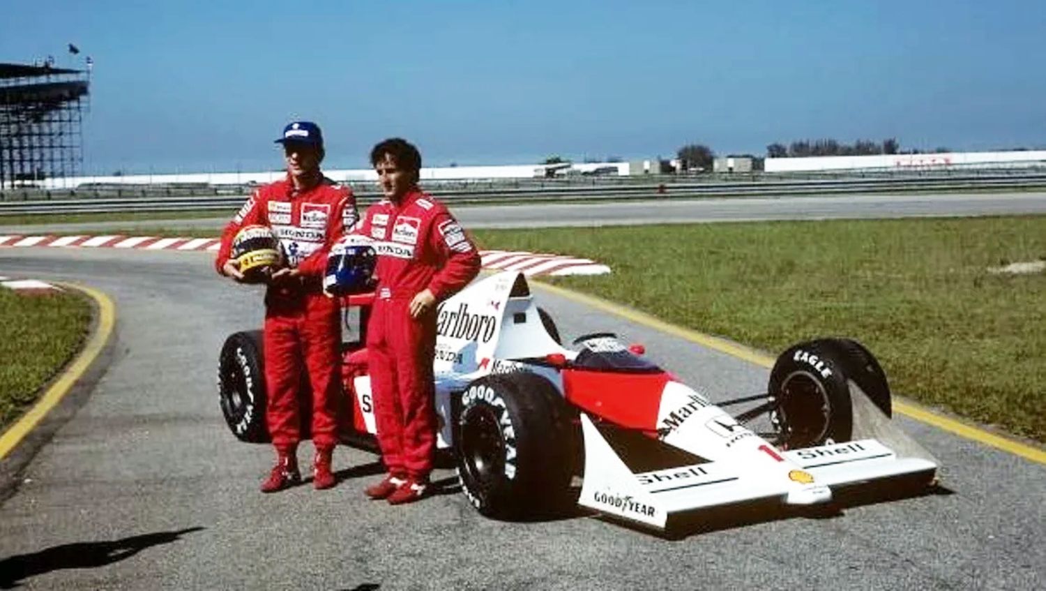 Ayrton (izquierda) y su compañero de equipo Alain Prost, junto al McLaren MP4/4.