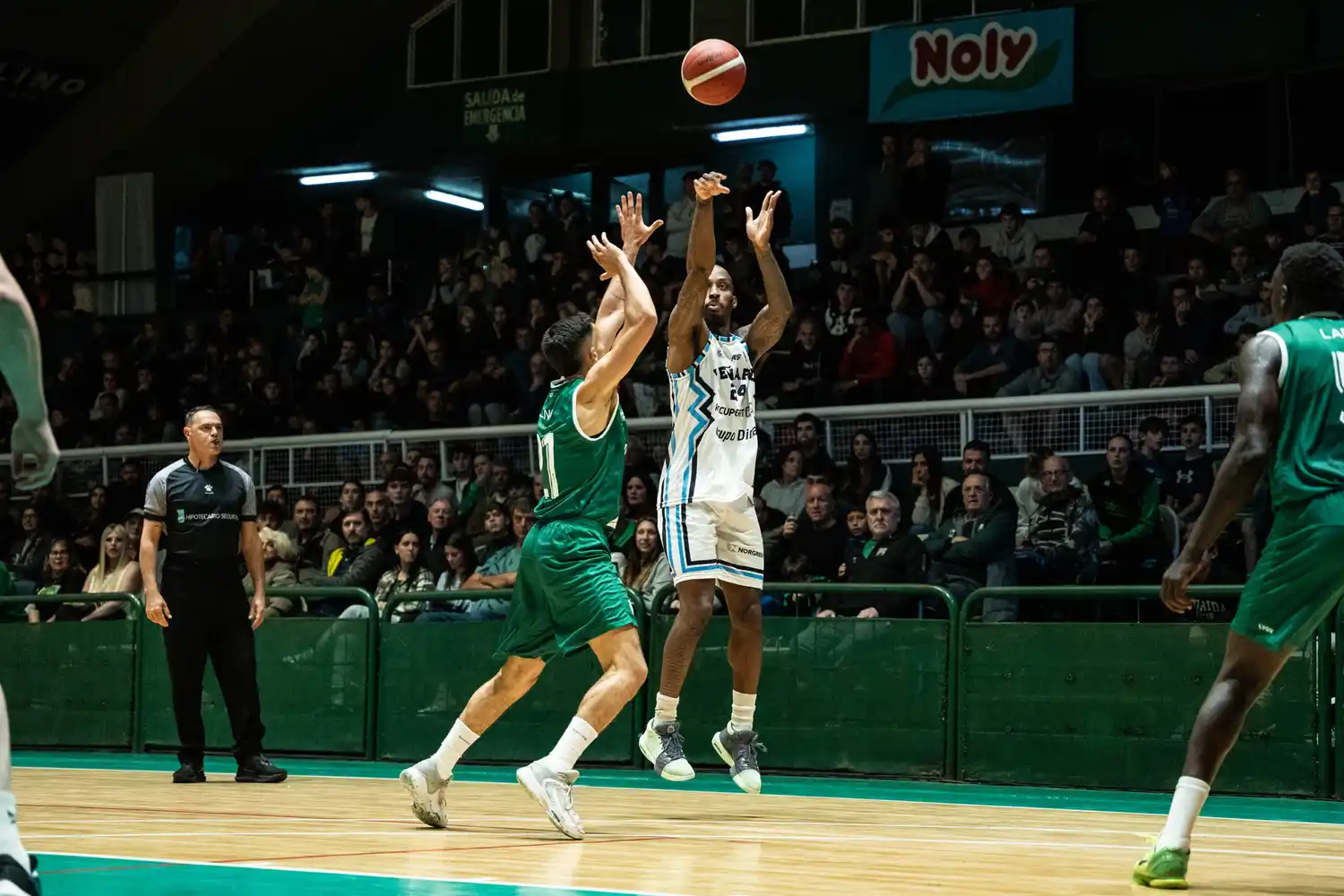 Wallace ejecutando un triple. (Foto: Prensa Ferro)