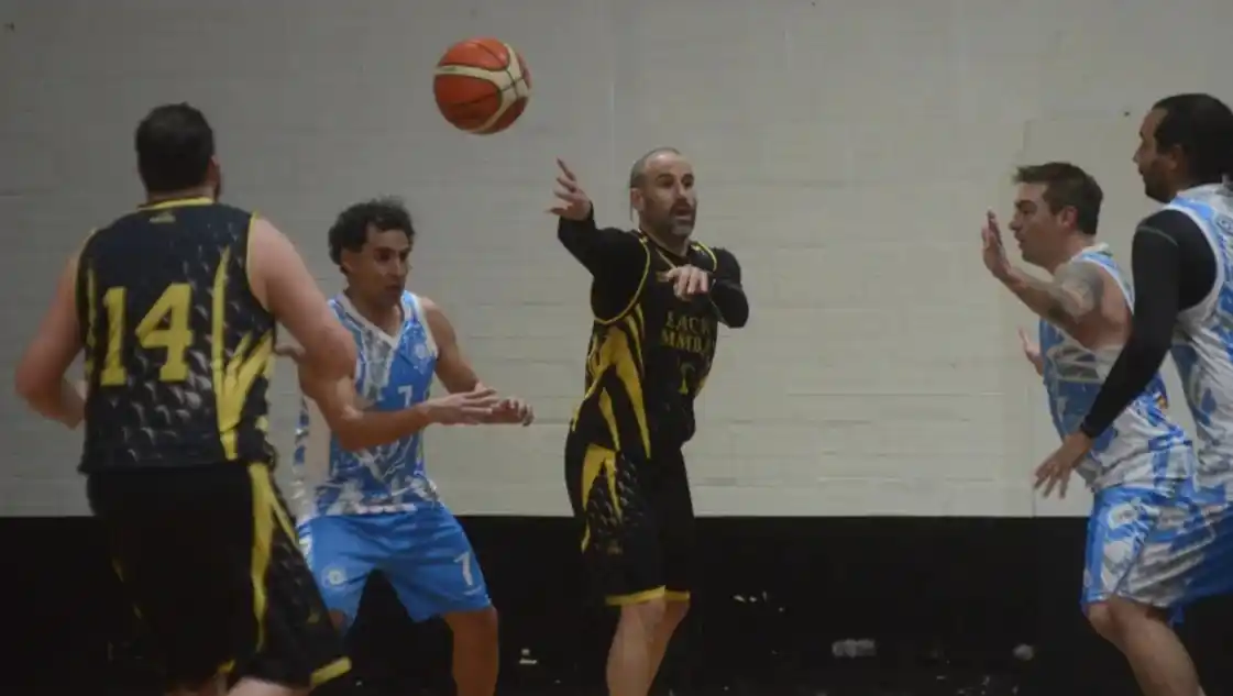 El bahiense Rodrigo Palacio tras su retiro del fútbol se dedica al básquet: Anotó 34 puntos pero perdió