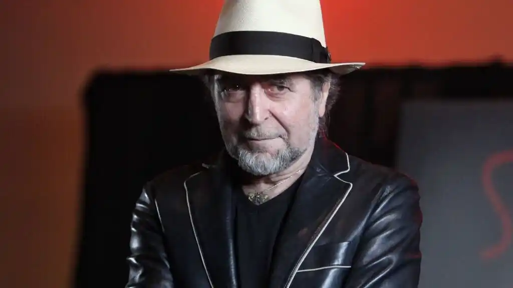 Joaquín Sabina evoluciona favorablemente