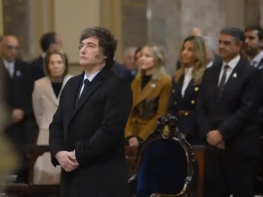 Fin. Cambio de época, Javier Milei no saluda a quienes considera violentos.