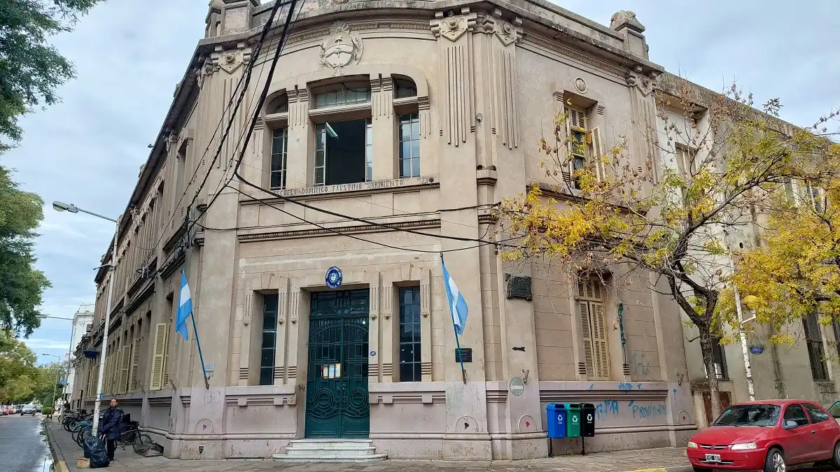 Agredieron a la directora de una escuela: una madre le pegó tras un conflicto con su hija