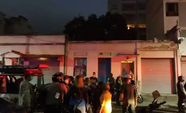 ATENCIÓN evacuan edificio en Chacao tras fuerte incendio (Video)