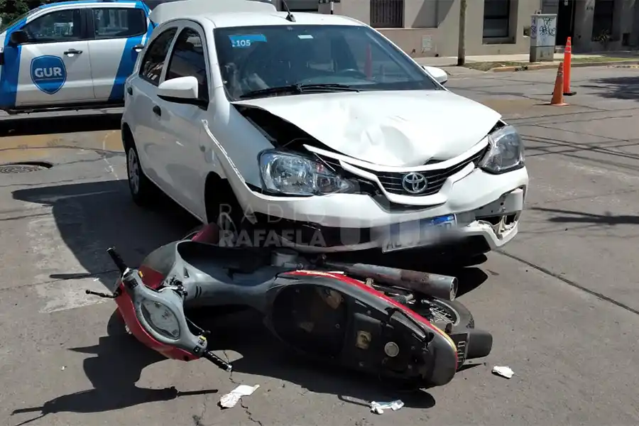 Accidente en la ciudad: una mujer y una niña terminaron hospitalizadas