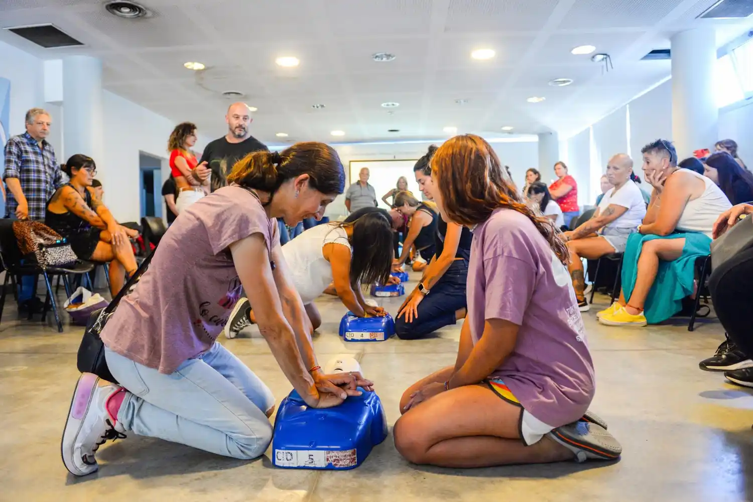 La iniciativa forma parte de un esquema de formación que el municipio desarrolla en escuelas, sociedades de fomento, centros de salud, jardines de infantes, clubes barriales y universidades.