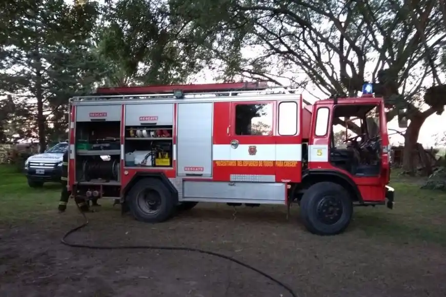 Rompió el aislamiento para asistir en un incendio, dio positivo y finalmente la expulsaron de Bomberos