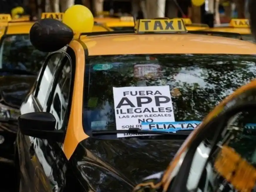 El municipio de Rosario reconoció que una parte del sector tradicional de taxis también trabaja con plataformas digitales como Uber y DiDi.