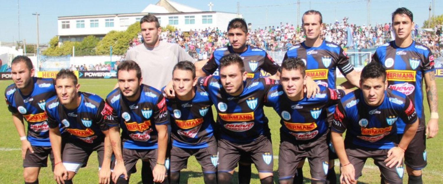 Fernando Zampedri, parado, al costado derecho de la fila, al lado del capitán Matías Marchesini.