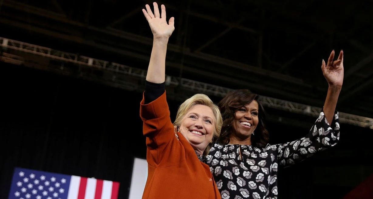 Las señoras Obama y Clinton, dos alternativas en danza. Archivo Reuters