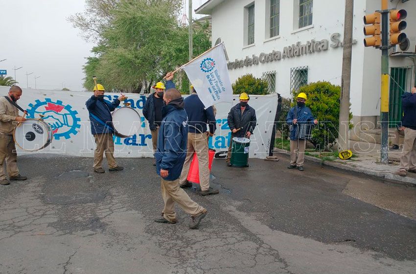 Corte de calle y paro de actividades de trabajadores de la Central 9 de Julio