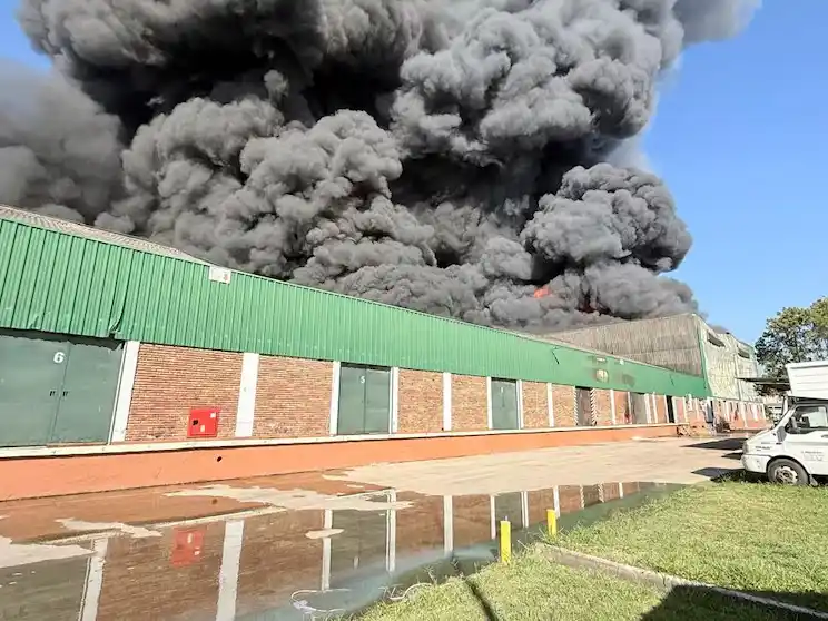 Incendio en una fábrica de pintura en Francisco Álvarez