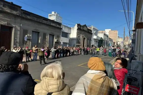 Abrazo simbólico en defensa del Instituto Nacional del Teatro en Paraná