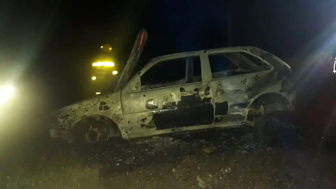 Encontraron un auto prendido fuego en el acceso a Ibicuy: no había nadie en el lugar