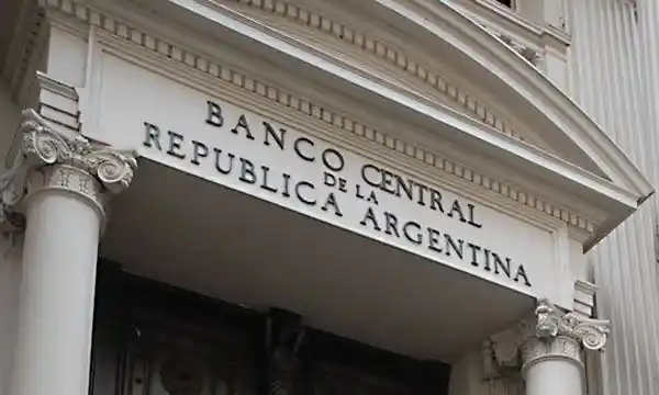 Desde la devaluación, el BCRA acumuló compras por 6.905 millones de dólares