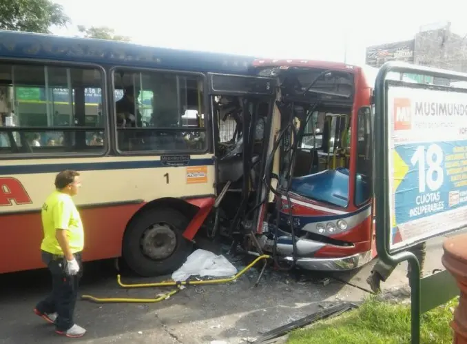 Choque de colectivos en Quilmes: Trasladaron pasajeros heridos