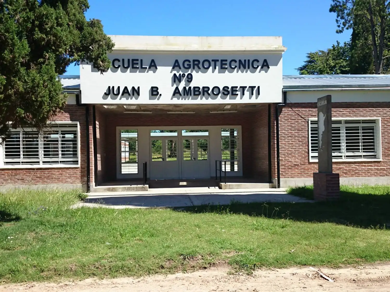 Frente de la Escuela Agrotécnica