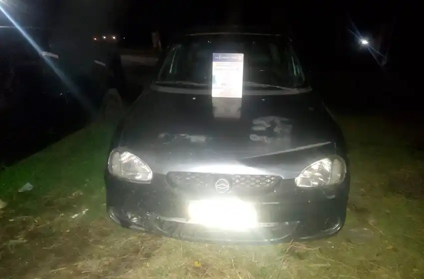 Lo atrapa con un auto robado: iba a los tiros por Parque Peña