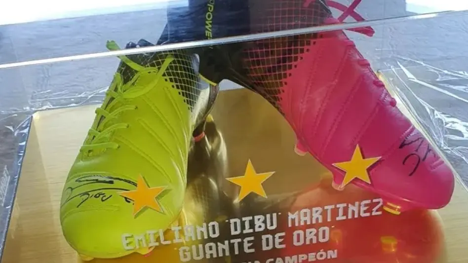 Una ONG que acompaña a enfermos terminales subastará los botines del "Dibu" Martínez