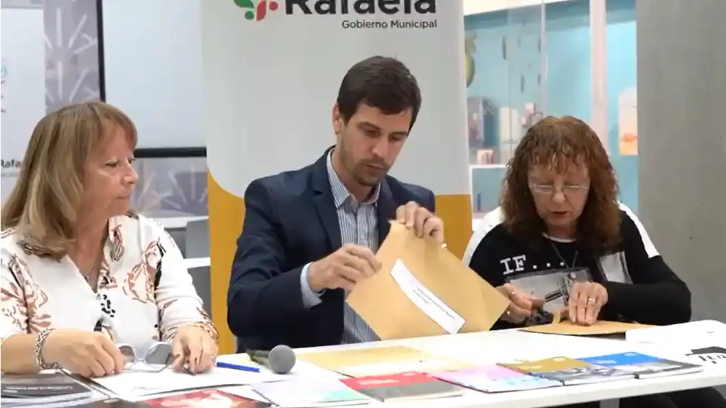 El intendente abre lo sobres con el nombre de los ganadores