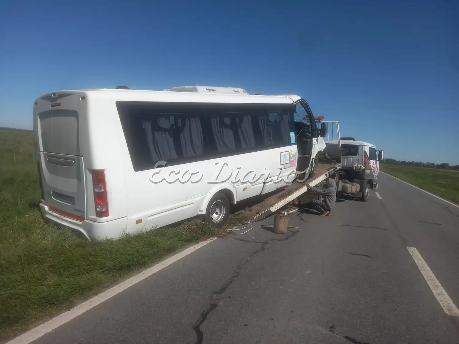 El vehículo ya fue cargado en una de las grúas de Trave