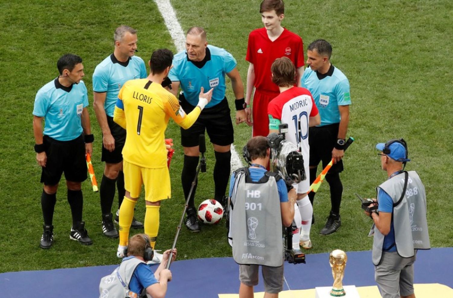 El mensaje de Pitana a los capitanes: "Muchachos, living football"