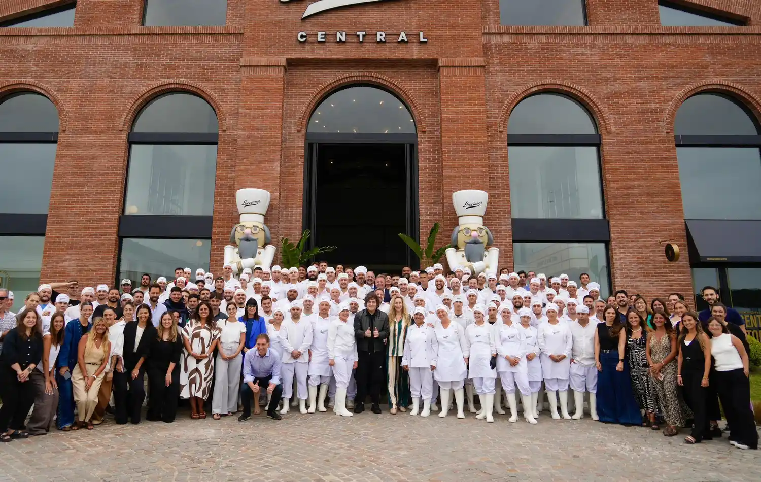 El presidente se sacó fotos con los trabajadores de la planta ubicada en el Parque Industrial.