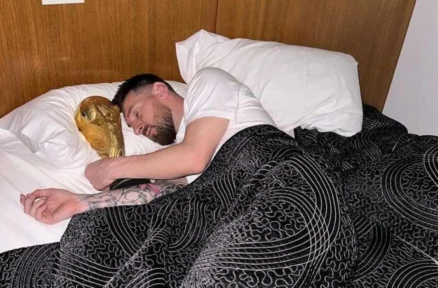 Un despertar soñado: Messi publicó una imagen en la cama con la Copa del Mundo