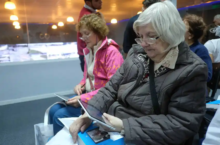 Extienden la entrega de tables para jubilados del programa +Simple