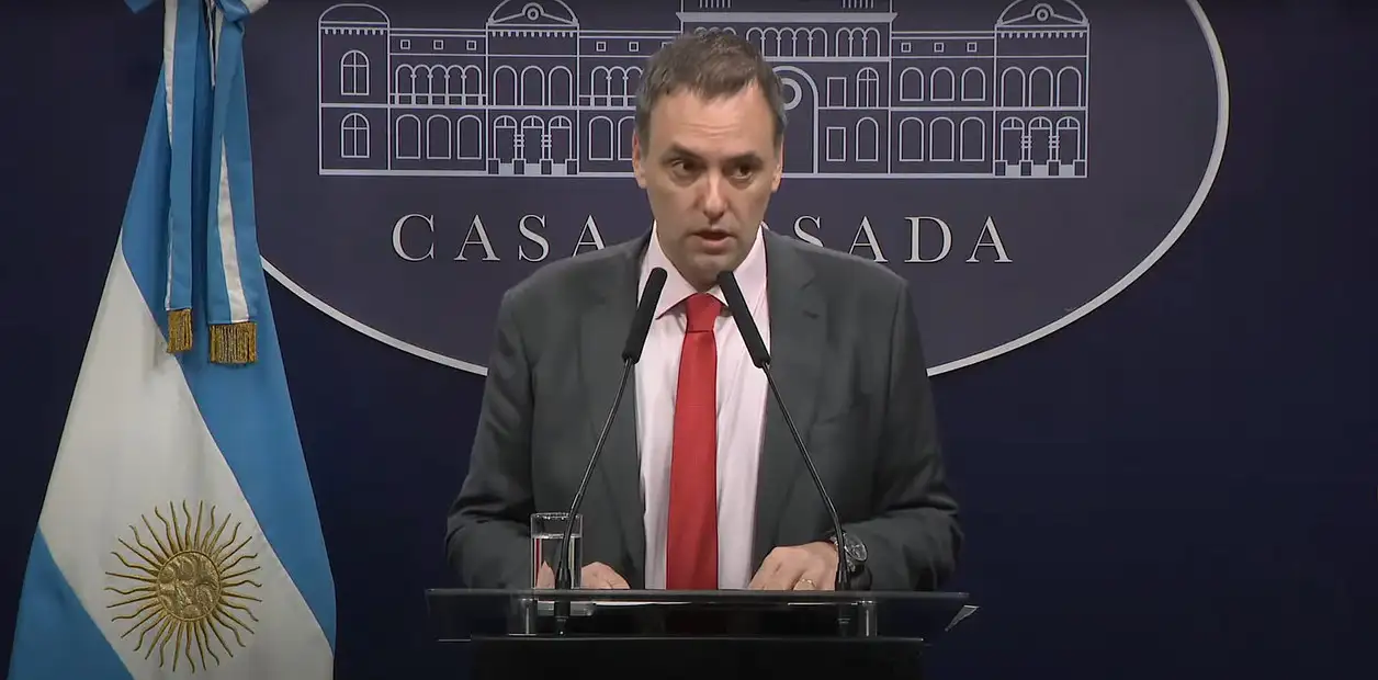 El vocero presidencial Manuel Adorni anunció este martes que el Gobierno eliminará por completo los aranceles a la importación de teléfonos celulares.