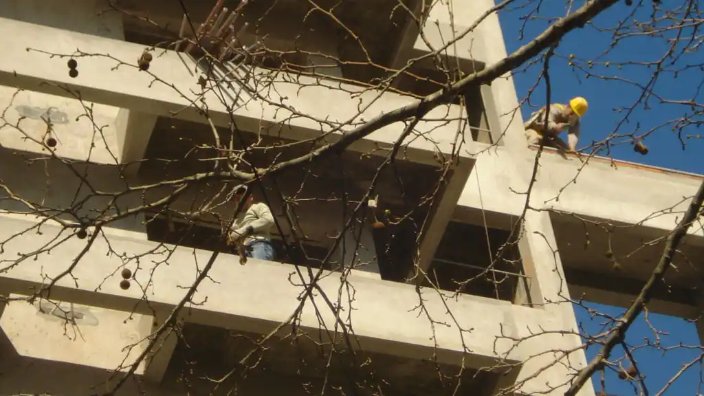 Suspenden obras en construcción en Lomas de Zamora y Almirante Brown