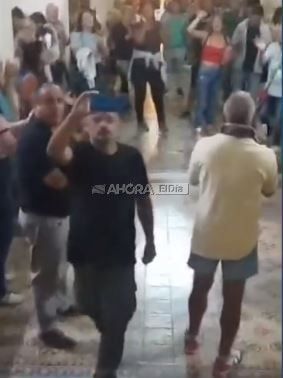Trabajadores con contratos vencidos y funcionarios de la gestión Piaggio protestaron durante el discurso de Davico