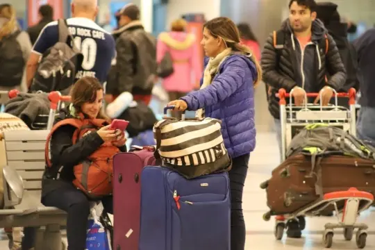 La AFIP autorizó a entrar celulares y laptops sin declararlos en la Aduana