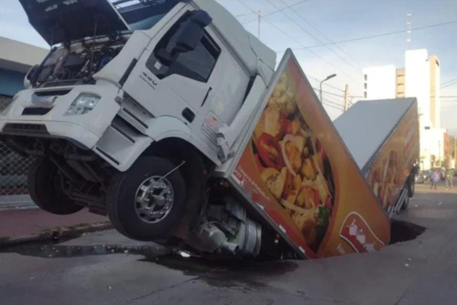 Se lo tragó el asfalto: un camión con acoplado quedó hundido y el chofer se salvó de milagro